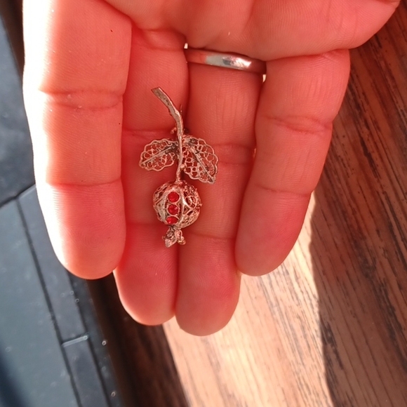 Rose Vintage Costume Pin, silver-tone filigree with red rhinestones - Picture 4 of 4